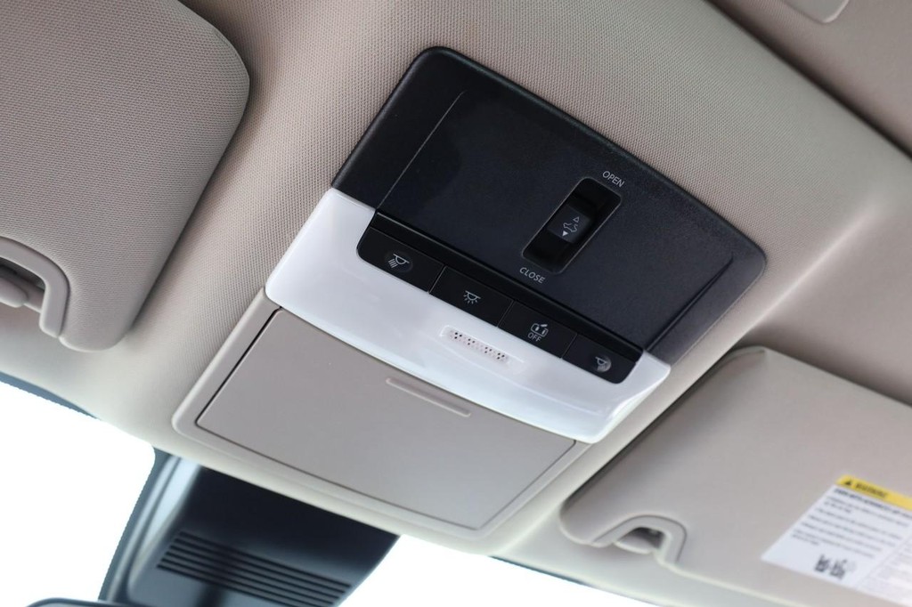 Nissan Altima Vehicle Full-screen Gallery Image 17