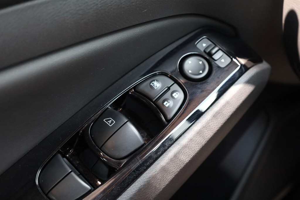 Nissan Altima Vehicle Full-screen Gallery Image 18