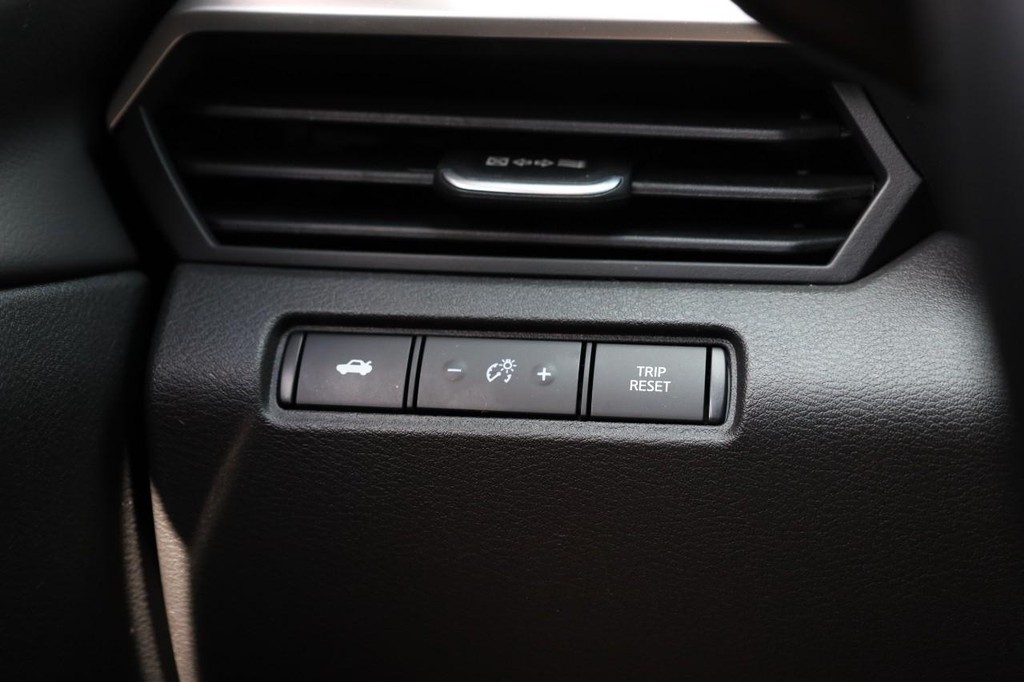 Nissan Altima Vehicle Full-screen Gallery Image 19