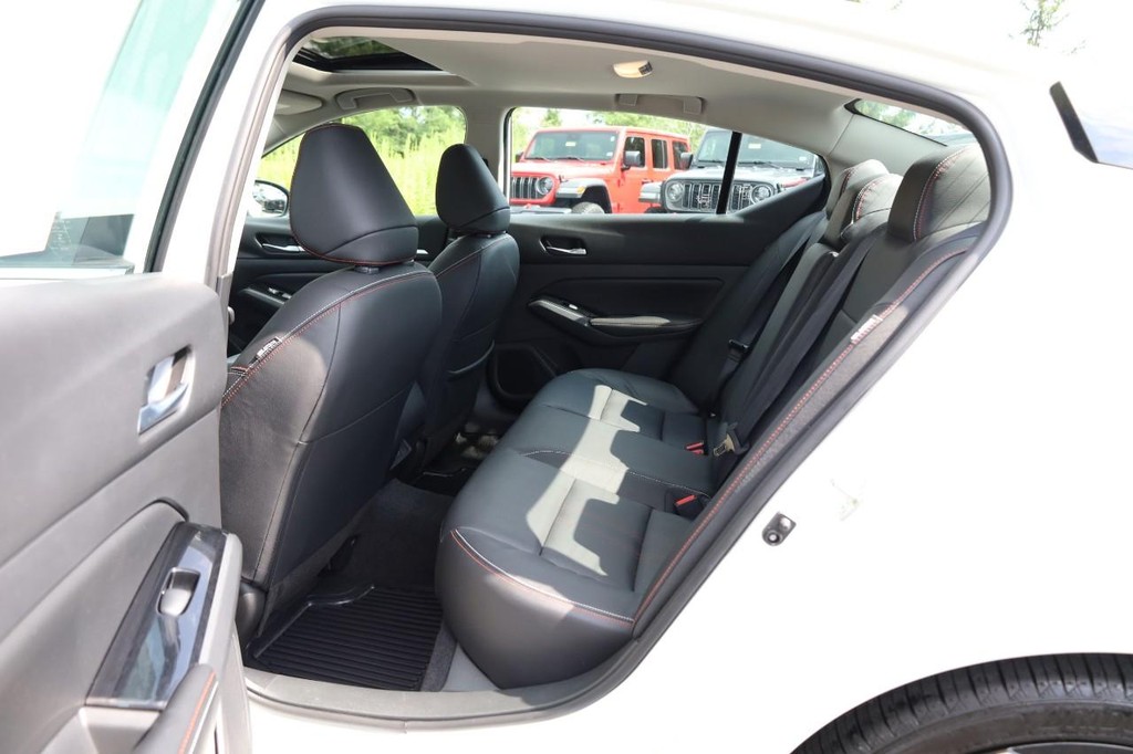 Nissan Altima Vehicle Full-screen Gallery Image 20