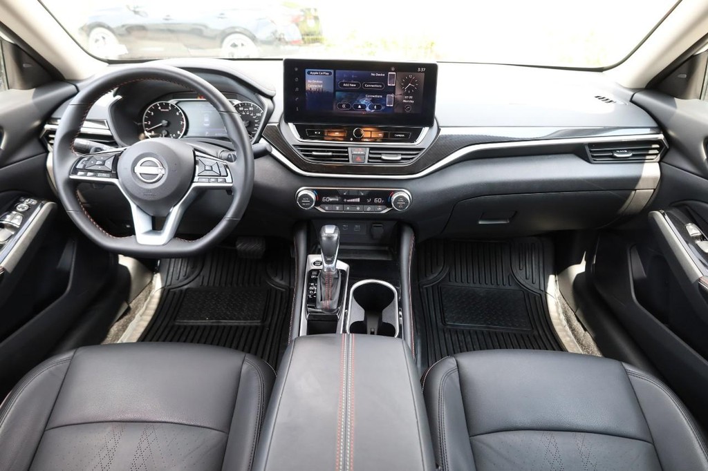 Nissan Altima Vehicle Full-screen Gallery Image 22