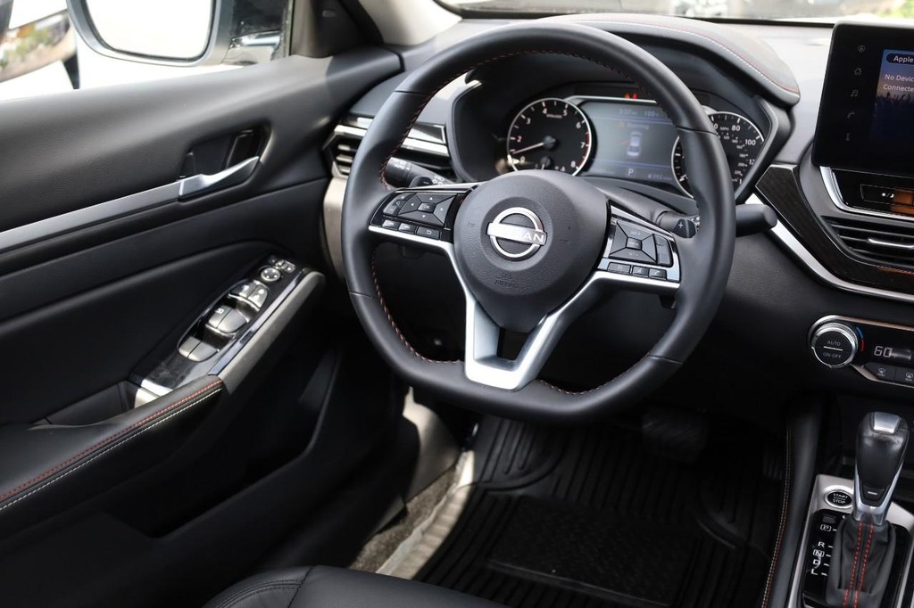 Nissan Altima Vehicle Full-screen Gallery Image 23
