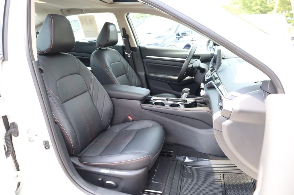 Nissan Altima Vehicle Full-screen Gallery Image 24