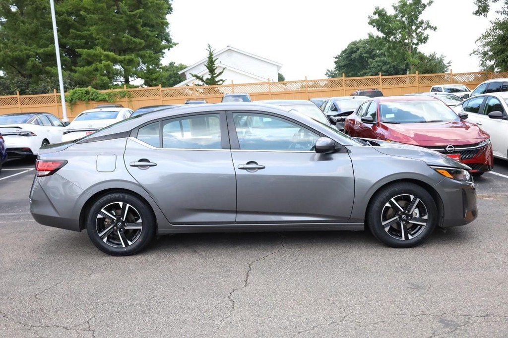 Nissan Sentra Vehicle Full-screen Gallery Image 4