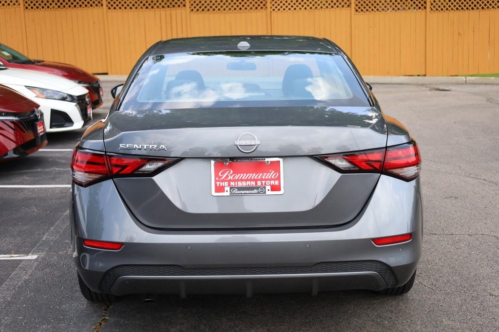 Nissan Sentra Vehicle Full-screen Gallery Image 5