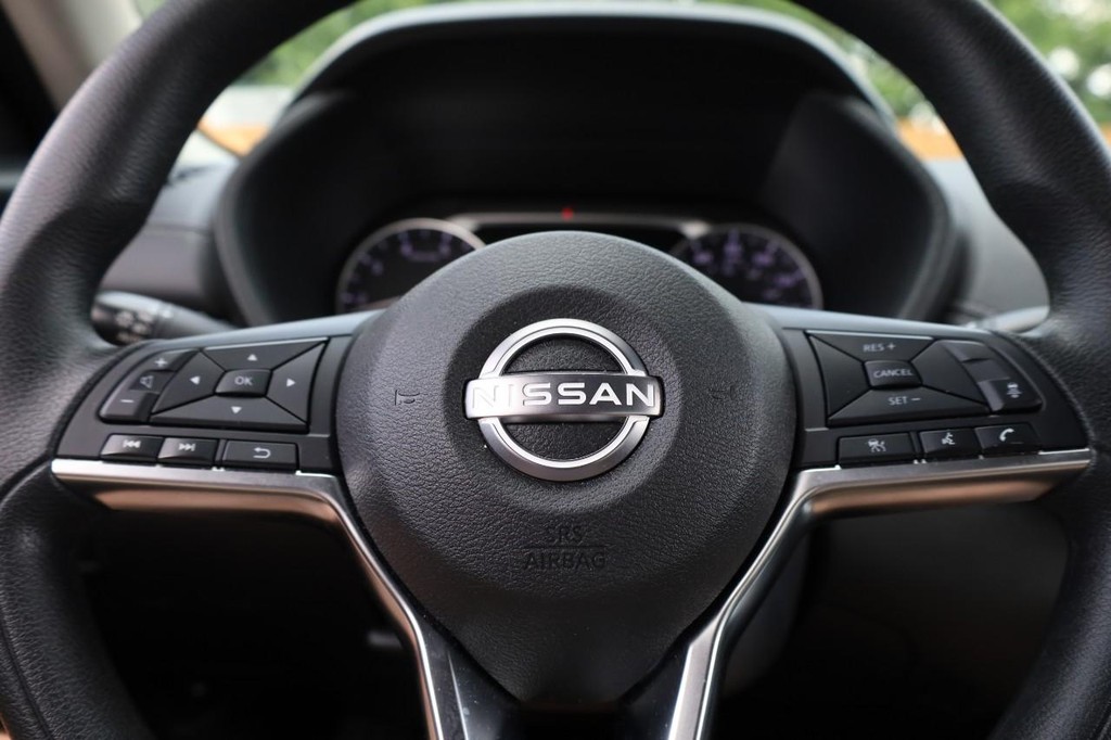 Nissan Sentra Vehicle Full-screen Gallery Image 8