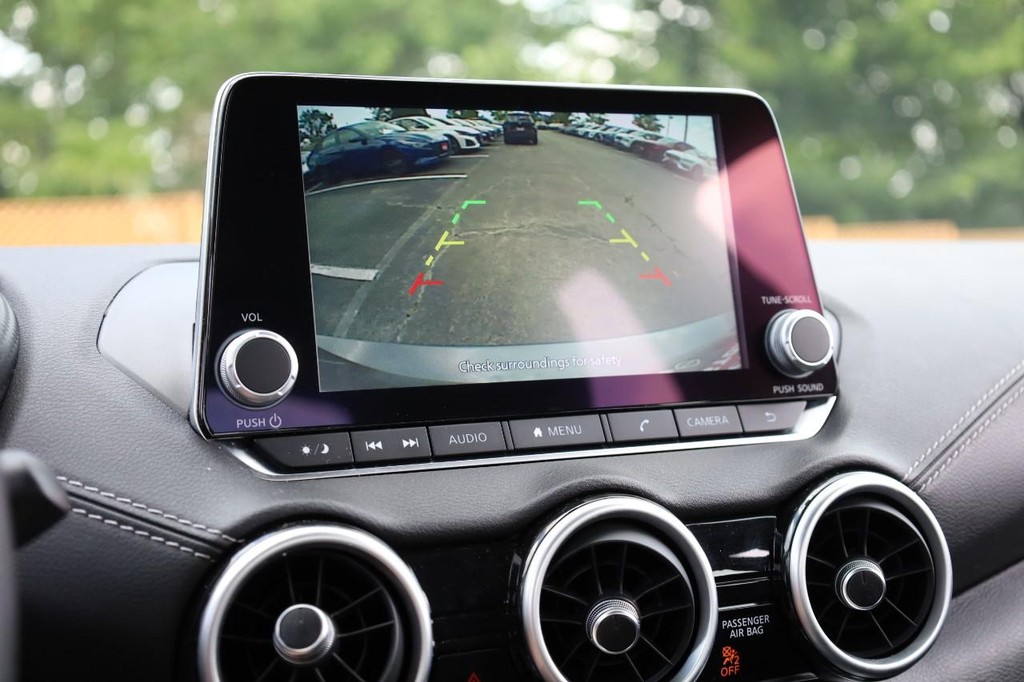 Nissan Sentra Vehicle Full-screen Gallery Image 11