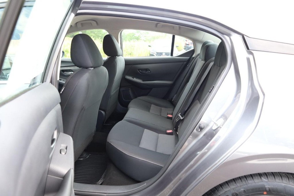 Nissan Sentra Vehicle Full-screen Gallery Image 18
