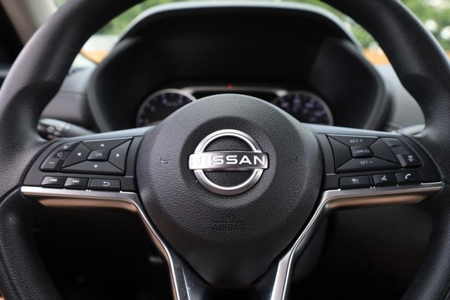 Nissan Sentra Vehicle Image 08