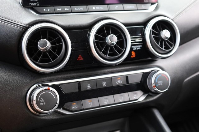 Nissan Sentra Vehicle Image 12