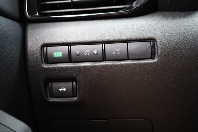 Nissan Sentra Vehicle Image 17