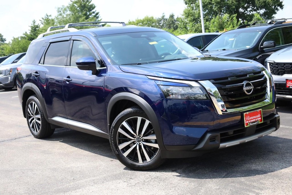 Nissan Pathfinder Vehicle Full-screen Gallery Image 2
