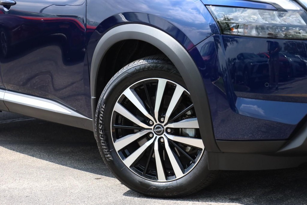 Nissan Pathfinder Vehicle Full-screen Gallery Image 3