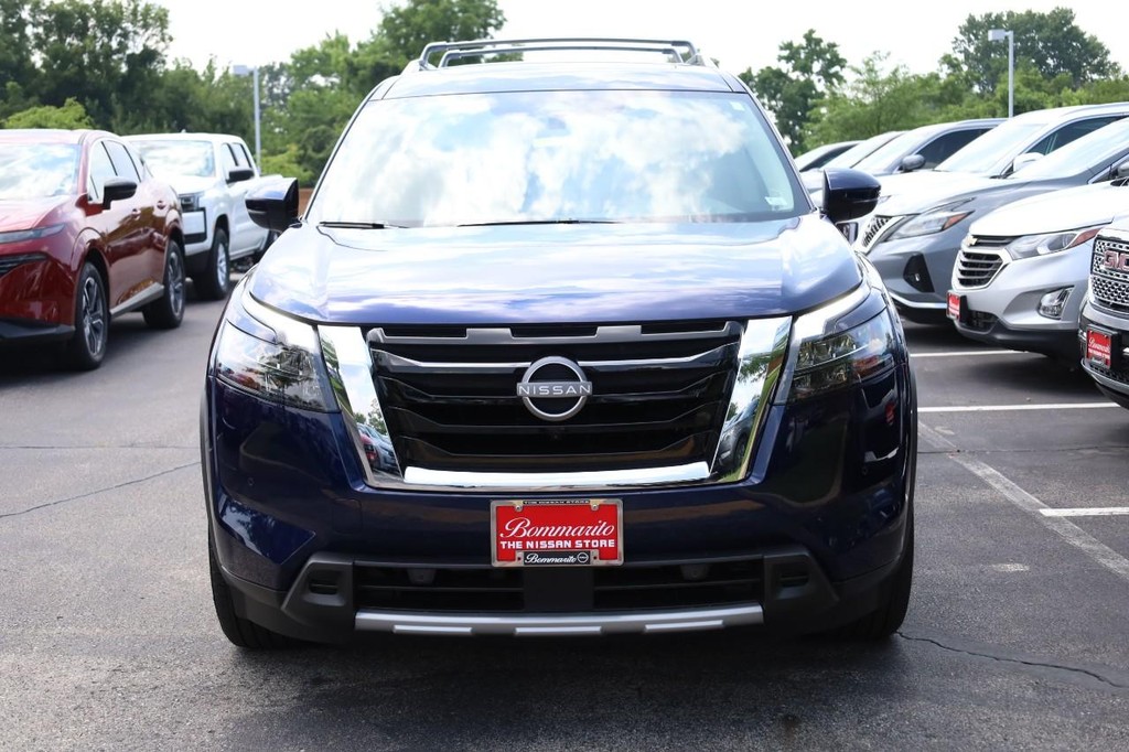 Nissan Pathfinder Vehicle Full-screen Gallery Image 4