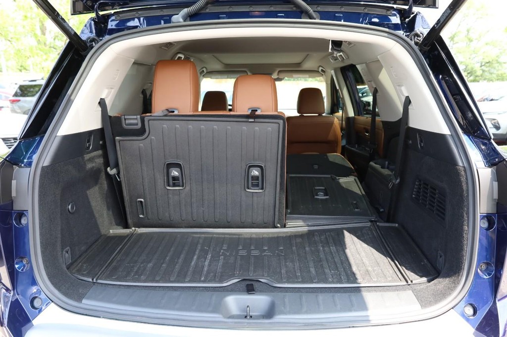 Nissan Pathfinder Vehicle Full-screen Gallery Image 8