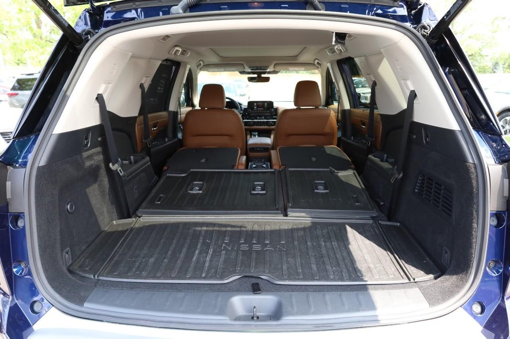 Nissan Pathfinder Vehicle Full-screen Gallery Image 9
