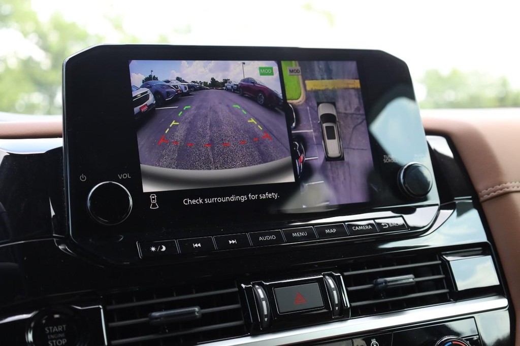 Nissan Pathfinder Vehicle Full-screen Gallery Image 17