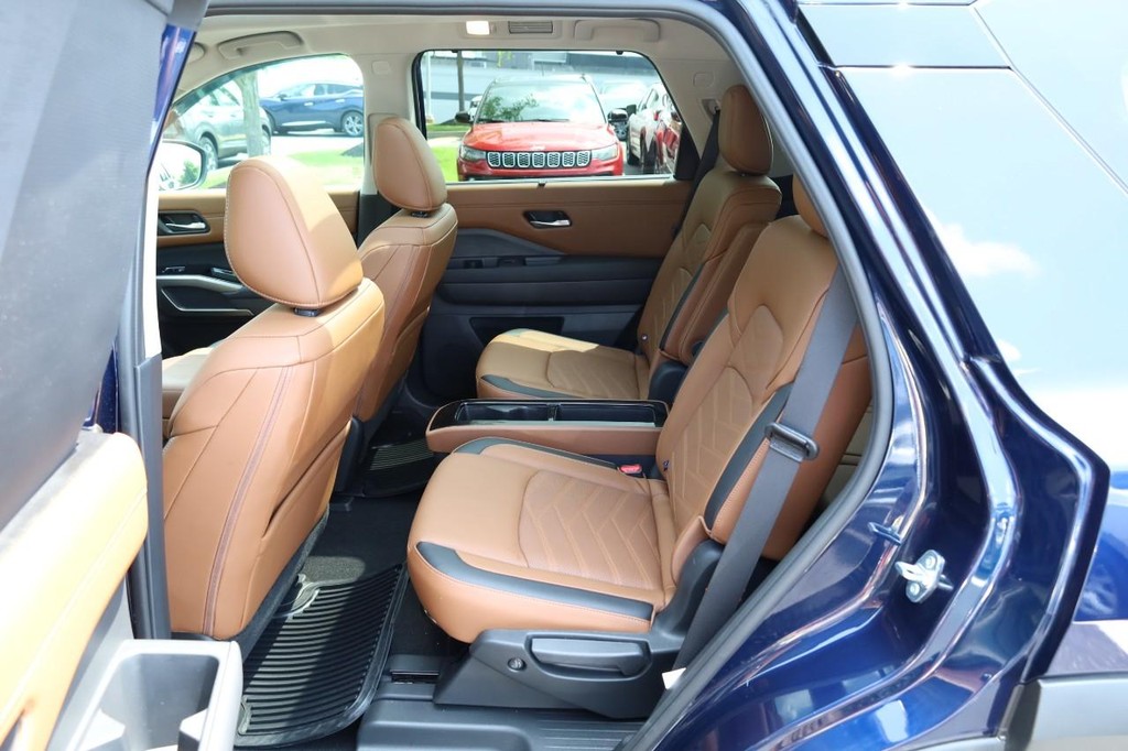 Nissan Pathfinder Vehicle Full-screen Gallery Image 26