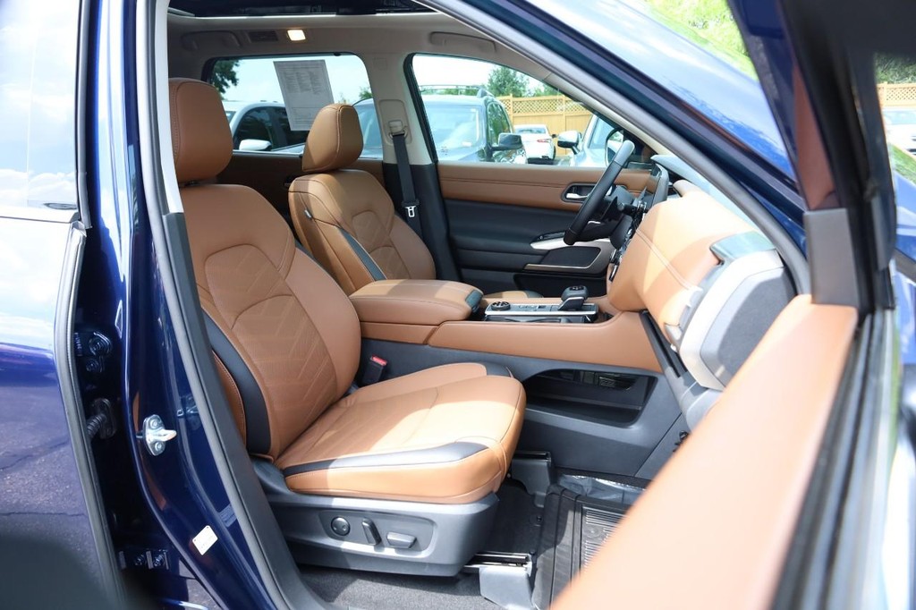 Nissan Pathfinder Vehicle Full-screen Gallery Image 32