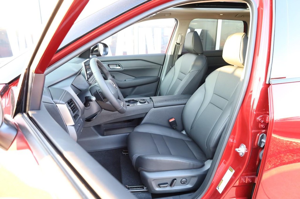 Nissan Rogue Vehicle Image 08