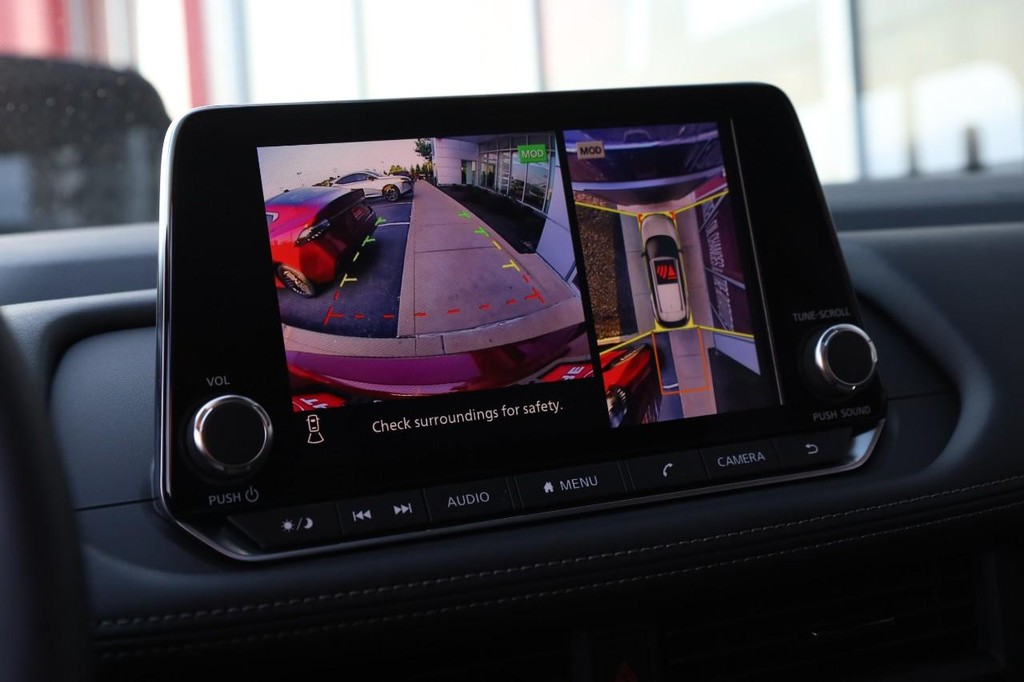 Nissan Rogue Vehicle Image 14