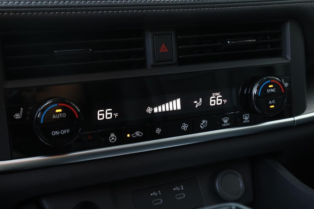 Nissan Rogue Vehicle Image 15