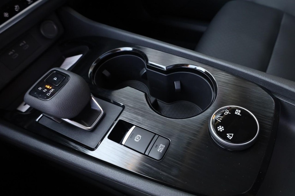 Nissan Rogue Vehicle Image 17