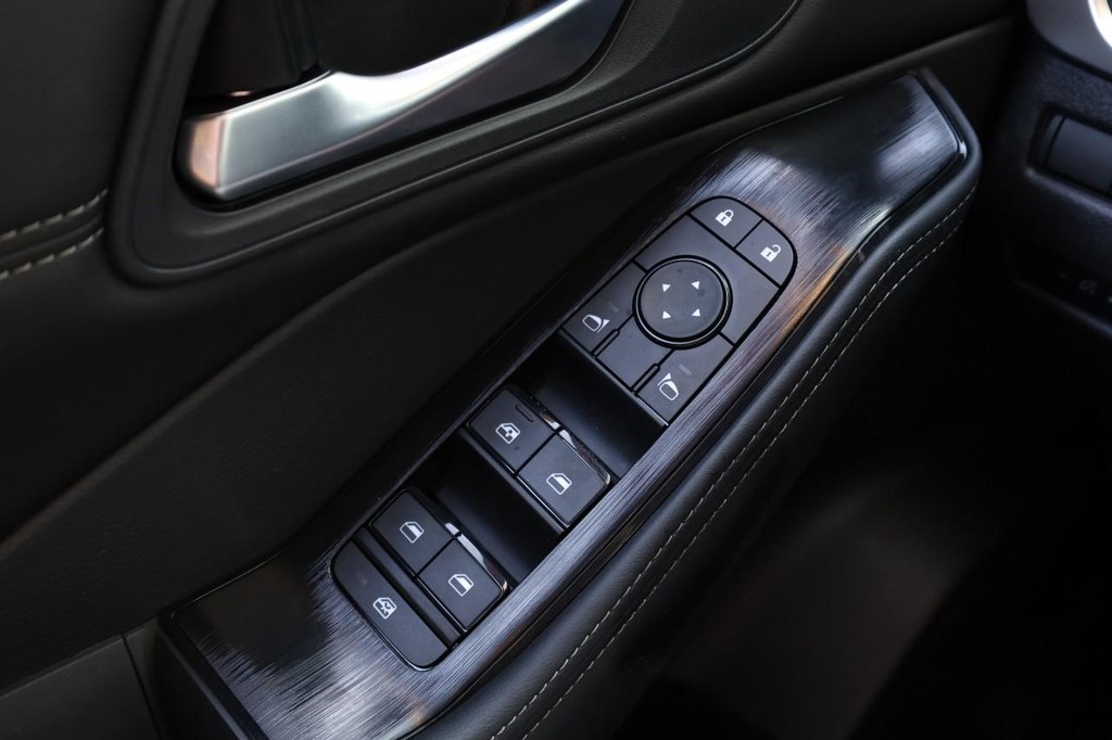 Nissan Rogue Vehicle Image 19