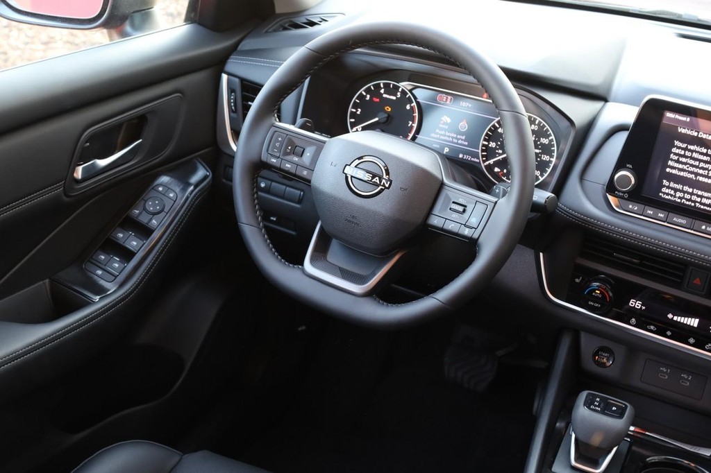 Nissan Rogue Vehicle Image 25