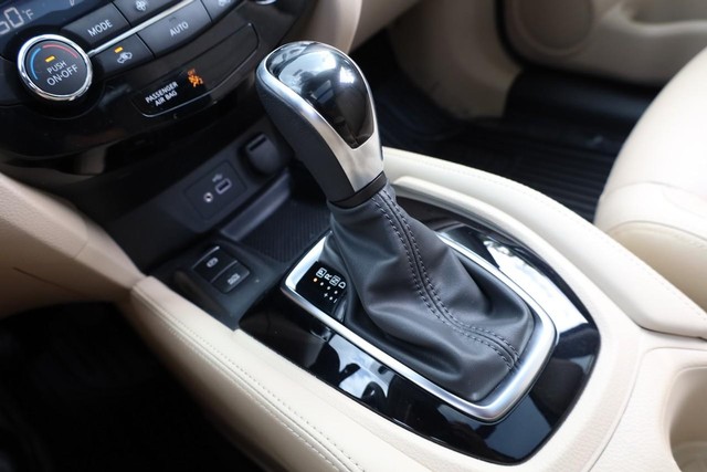 Nissan Rogue Vehicle Image 18