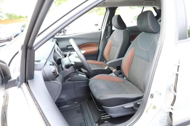 Nissan Kicks Vehicle Image 08