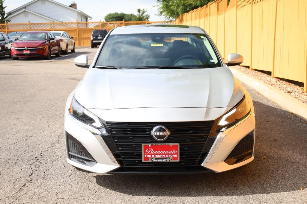 Nissan Altima Vehicle Image 04
