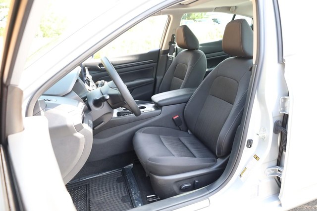 Nissan Altima Vehicle Image 08
