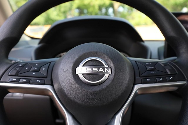 Nissan Altima Vehicle Image 10
