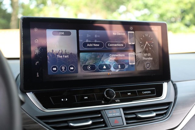 Nissan Altima Vehicle Image 12