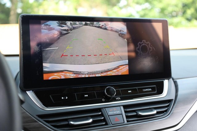 Nissan Altima Vehicle Image 13