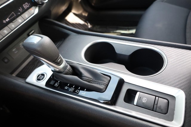 Nissan Altima Vehicle Image 16