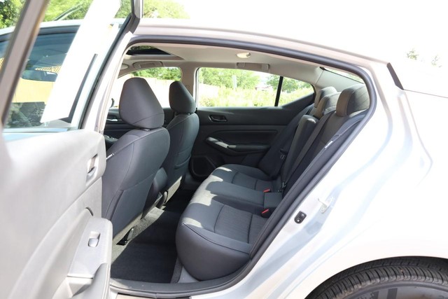Nissan Altima Vehicle Image 20