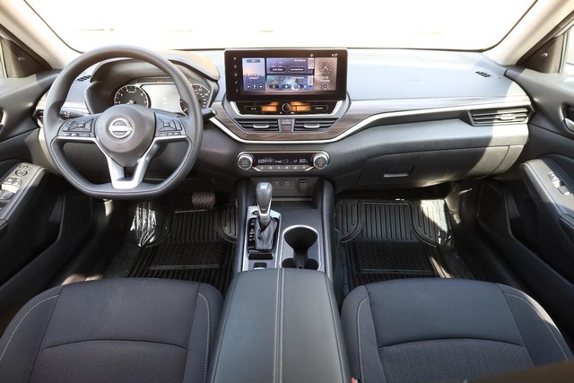 Nissan Altima Vehicle Image 22
