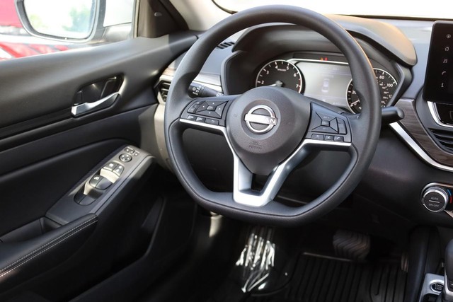 Nissan Altima Vehicle Image 23