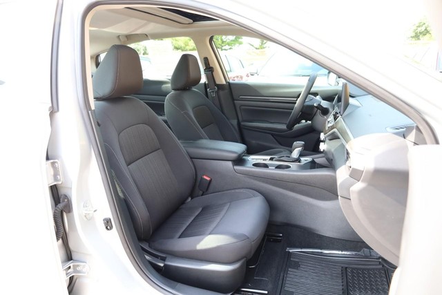 Nissan Altima Vehicle Image 24