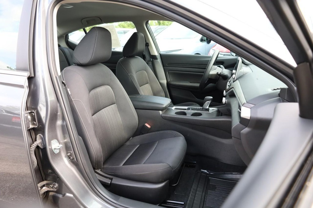 Nissan Altima Vehicle Image 05