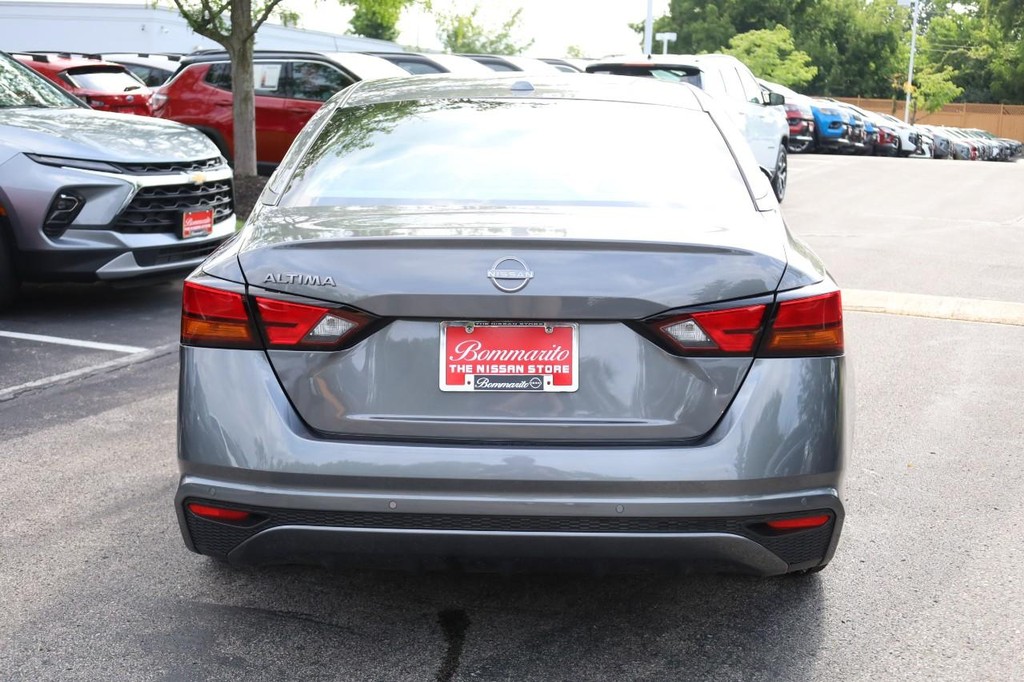 Nissan Altima Vehicle Image 07
