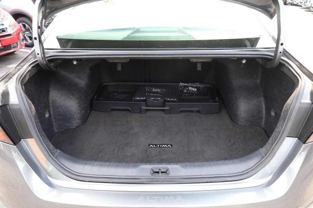 Nissan Altima Vehicle Image 08