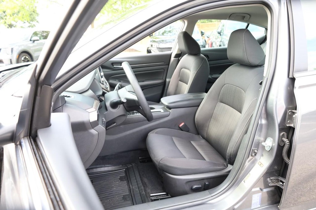 Nissan Altima Vehicle Image 09