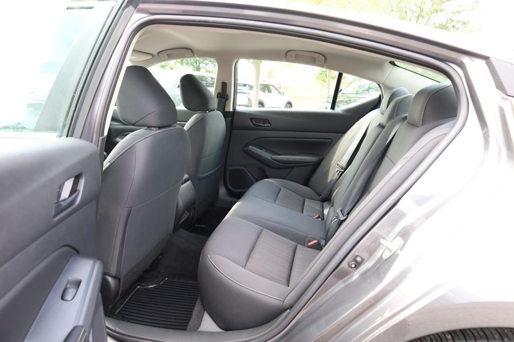 Nissan Altima Vehicle Image 23