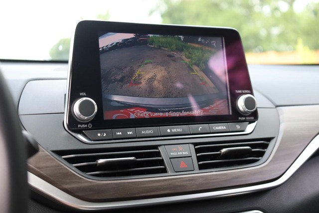 Nissan Altima Vehicle Image 12