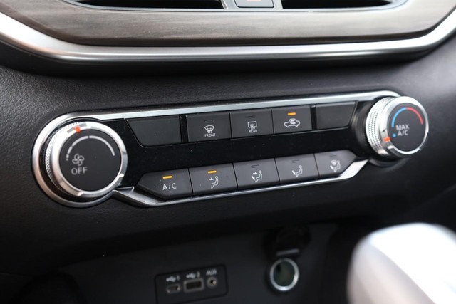 Nissan Altima Vehicle Image 13