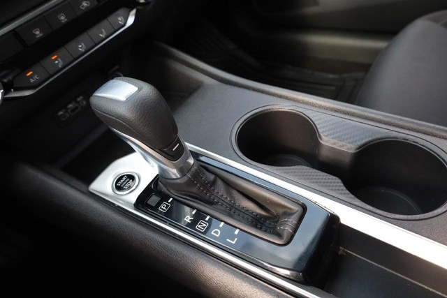 Nissan Altima Vehicle Image 15