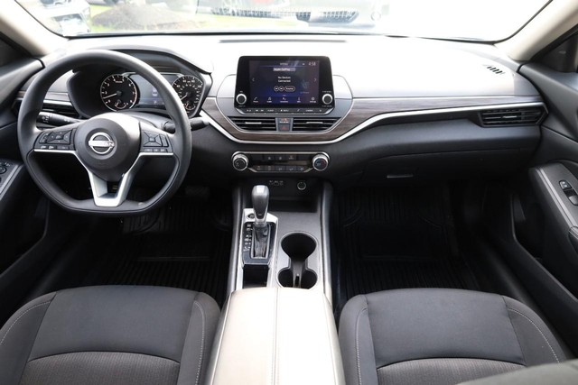 Nissan Altima Vehicle Image 20